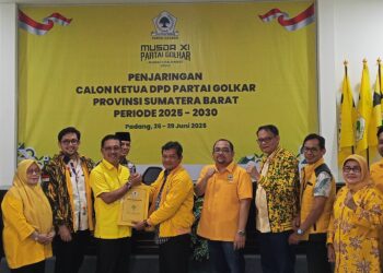 Khairunnas saat menyerahkan berkas persyaratan menjadi bakal calon ketua DPD Golkar Sumbar. Sabtu, (28/06/2025) [foto : sci/yrp]