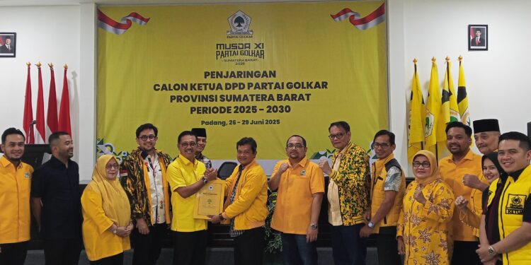 Khairunnas saat menyerahkan berkas persyaratan menjadi bakal calon ketua DPD Golkar Sumbar. Sabtu, (28/06/2025) [foto : sci/yrp]