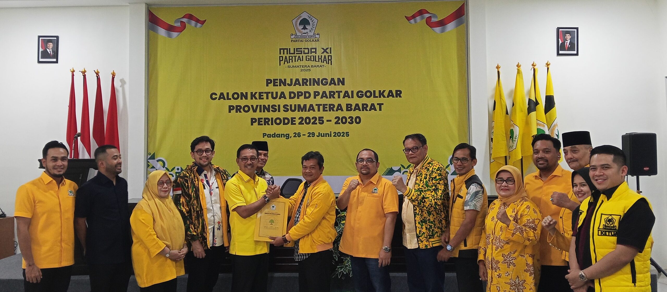 Khairunnas saat menyerahkan berkas persyaratan menjadi bakal calon ketua DPD Golkar Sumbar. Sabtu, (28/06/2025) [foto : sci/yrp]