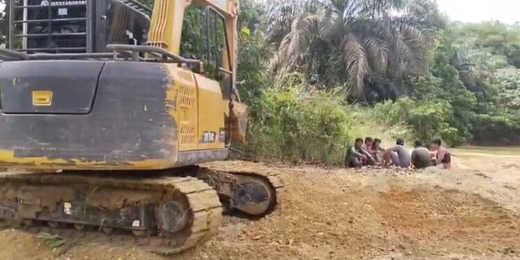 Warga Koto Padang Dharmasraya Swadaya Perbaiki Jembatan Gantung yang Ambruk