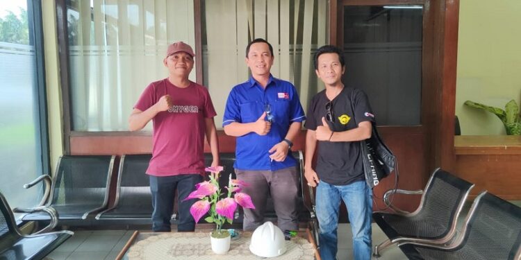 PT SAK Gerak Cepat Bantu Perbaiki Jembatan Rusak di Nagari Payubarangan Timpeh