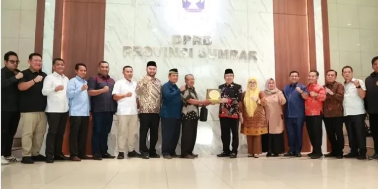 Bamus DPRD Riau Kunker ke DPRD Sumbar, Bahas Strategis Penguatan Kelembagaan