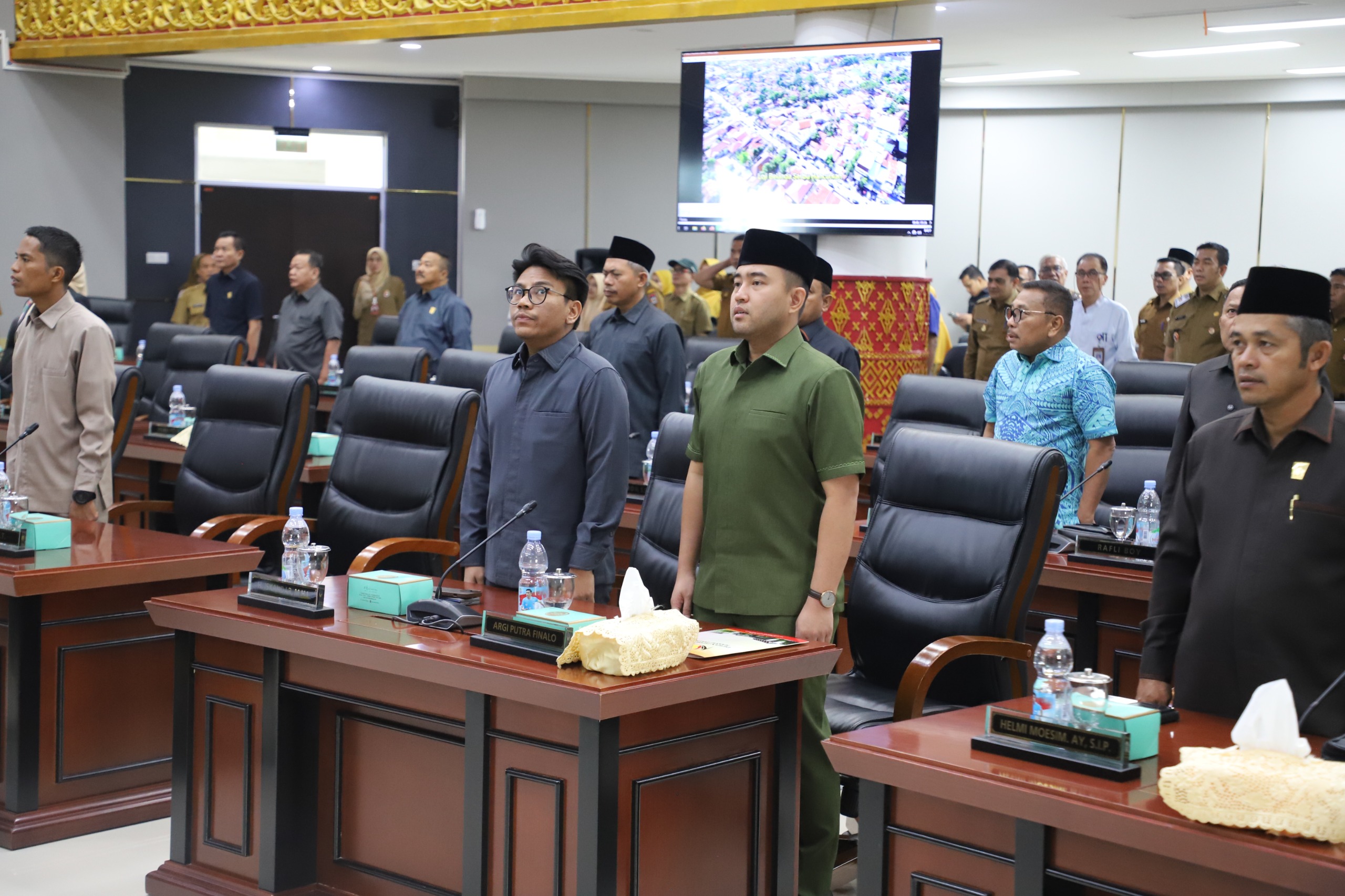 Anggota DPRD Kota Padang saat menyanyikan lagu kebangsaan Indonesia Raya. [foto : ist]