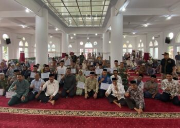 Wakil Wali Kota Padang Maigus Nasir menyerahkan, Dana Operasional Triwulan II Tahun 2025 di Kecamatan Koto Tangah. (Foto: Ist)