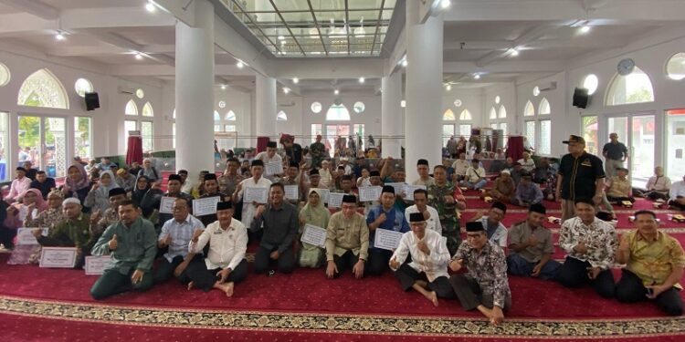 Wakil Wali Kota Padang Maigus Nasir menyerahkan, Dana Operasional Triwulan II Tahun 2025 di Kecamatan Koto Tangah. (Foto: Ist)