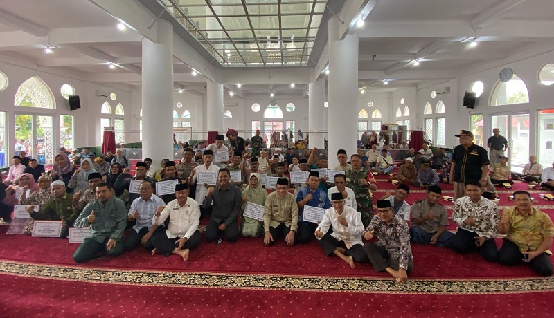 Wakil Wali Kota Padang Maigus Nasir menyerahkan, Dana Operasional Triwulan II Tahun 2025 di Kecamatan Koto Tangah. (Foto: Ist)