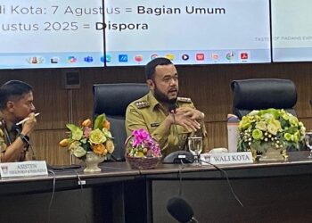 Pemerintah Kota Padang menggelar rapat staf bulanan (monthly meeting) yang dipimpin langsung oleh Wali Kota Padang Fadly Amran, di Ruang Abu Bakar Ja’ar, Balai Kota Padang, Aie Pacah, Senin (14/7). (Foto: Ist)