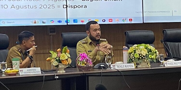 Pemerintah Kota Padang menggelar rapat staf bulanan (monthly meeting) yang dipimpin langsung oleh Wali Kota Padang Fadly Amran, di Ruang Abu Bakar Ja’ar, Balai Kota Padang, Aie Pacah, Senin (14/7). (Foto: Ist)