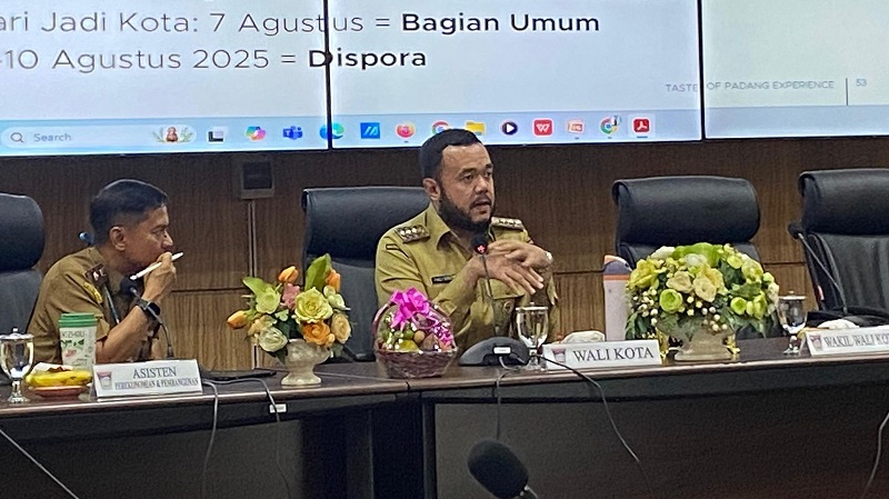 Pemerintah Kota Padang menggelar rapat staf bulanan (monthly meeting) yang dipimpin langsung oleh Wali Kota Padang Fadly Amran, di Ruang Abu Bakar Ja’ar, Balai Kota Padang, Aie Pacah, Senin (14/7). (Foto: Ist)