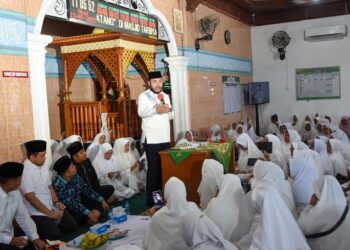 Wali Kota Padang Fadly Amran hadiri, pengajian akbar yang diselenggarakan Majelis Taklim Indonesia (MTI) Kecamatan Koto Tangah, di Masjid Tarbiyatul ‘Ulum, Kelurahan Pasia Nan Tigo, Kecamatan Koto Tangah, Minggu (13/7). (Foto: Ist)