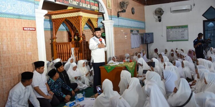 Wali Kota Padang Fadly Amran hadiri, pengajian akbar yang diselenggarakan Majelis Taklim Indonesia (MTI) Kecamatan Koto Tangah, di Masjid Tarbiyatul ‘Ulum, Kelurahan Pasia Nan Tigo, Kecamatan Koto Tangah, Minggu (13/7). (Foto: Ist)