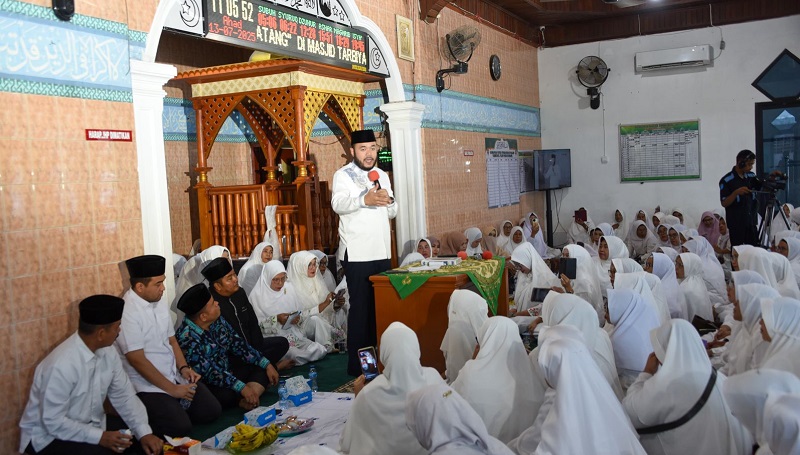 Wali Kota Padang Fadly Amran hadiri, pengajian akbar yang diselenggarakan Majelis Taklim Indonesia (MTI) Kecamatan Koto Tangah, di Masjid Tarbiyatul ‘Ulum, Kelurahan Pasia Nan Tigo, Kecamatan Koto Tangah, Minggu (13/7). (Foto: Ist)