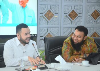 Wali Kota Padang Fadly Amran saat berdiskusi bersama Rektor UPI YPTK Padang, Muhammad Ridwan membahas pengembangan digitalisasi diberbagai sektor pelayanan publik Kota Padang. [foto : ist]