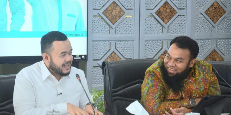 Wali Kota Padang Fadly Amran saat berdiskusi bersama Rektor UPI YPTK Padang, Muhammad Ridwan membahas pengembangan digitalisasi diberbagai sektor pelayanan publik Kota Padang. [foto : ist]