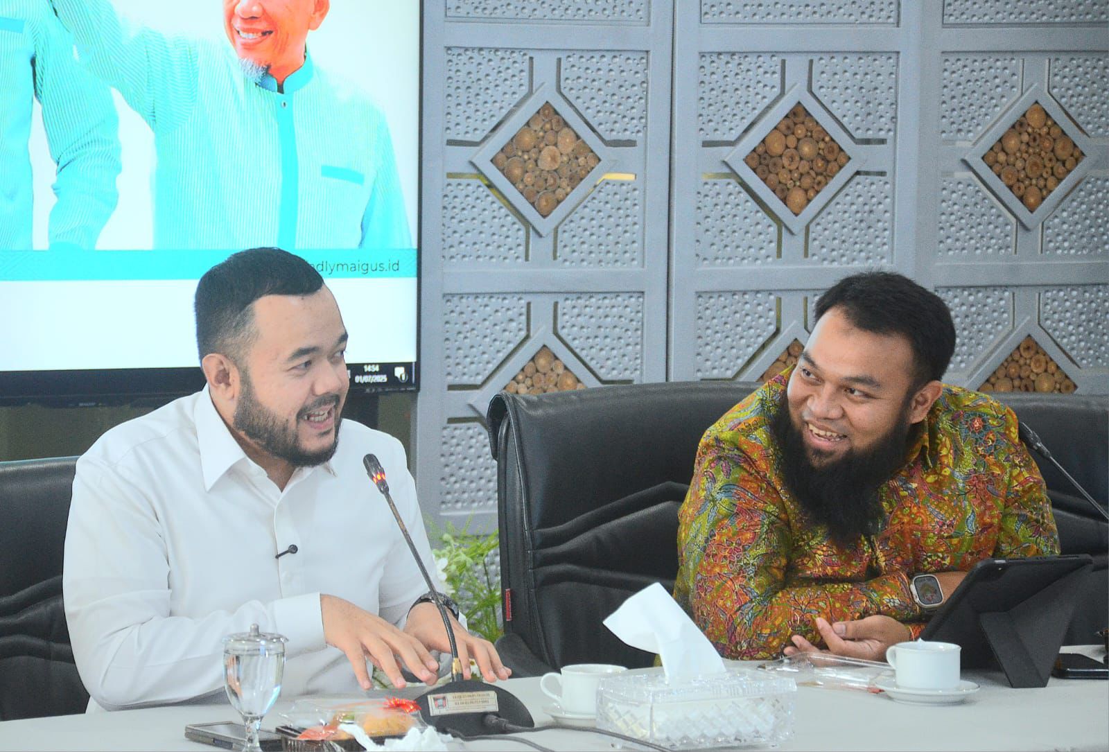 Wali Kota Padang Fadly Amran saat berdiskusi bersama Rektor UPI YPTK Padang, Muhammad Ridwan membahas pengembangan digitalisasi diberbagai sektor pelayanan publik Kota Padang. [foto : ist]