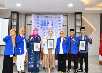 Ketua Tim Penggerak PKK Kota Padang, Dian Puspita Fadly Amran foto bersama dengan Tokoh Perempuan Sumbar, Emma Yohanna beserta pengurus cabang PMII Kota Padang.[foto : ist]