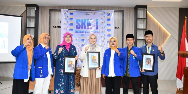 Ketua Tim Penggerak PKK Kota Padang, Dian Puspita Fadly Amran foto bersama dengan Tokoh Perempuan Sumbar, Emma Yohanna beserta pengurus cabang PMII Kota Padang.[foto : ist]