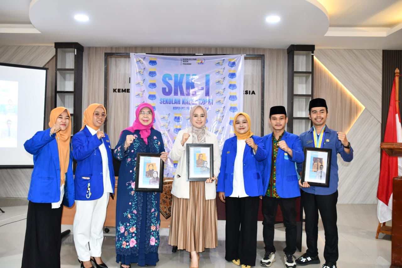 Ketua Tim Penggerak PKK Kota Padang, Dian Puspita Fadly Amran foto bersama dengan Tokoh Perempuan Sumbar, Emma Yohanna beserta pengurus cabang PMII Kota Padang.[foto : ist]