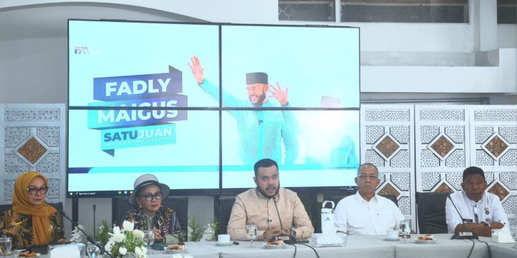 Wali Kota Padang, Fadly Amran, saat memimpin Rapat Kolaborasi Pentahelix, di Kediaman Resmi Wali Kota Padang, Jumat, (04/07/2025). [foto : ist]