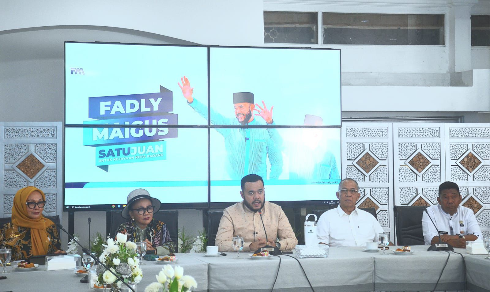 Wali Kota Padang, Fadly Amran, saat memimpin Rapat Kolaborasi Pentahelix, di Kediaman Resmi Wali Kota Padang, Jumat, (04/07/2025). [foto : ist]
