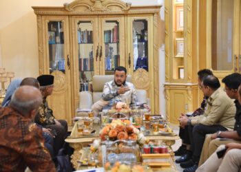 Wali Kota Padang Fadly Amran saat menerima kunjungan perwakilan dari UNES, di kediaman resminya. Kamis, (03/07/2025) [foto : ist]