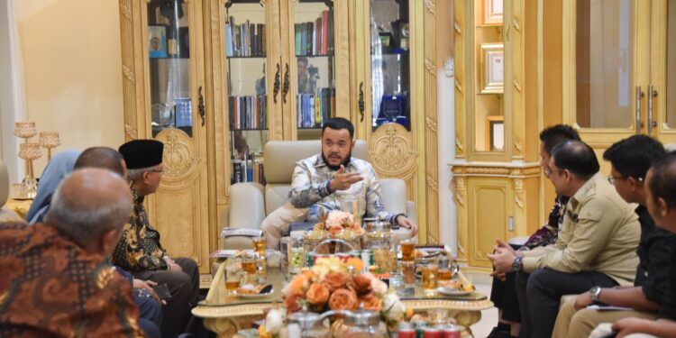 Wali Kota Padang Fadly Amran saat menerima kunjungan perwakilan dari UNES, di kediaman resminya. Kamis, (03/07/2025) [foto : ist]