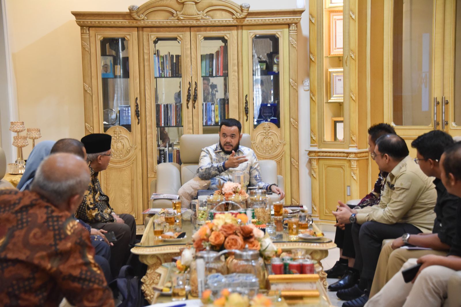 Wali Kota Padang Fadly Amran saat menerima kunjungan perwakilan dari UNES, di kediaman resminya. Kamis, (03/07/2025) [foto : ist]