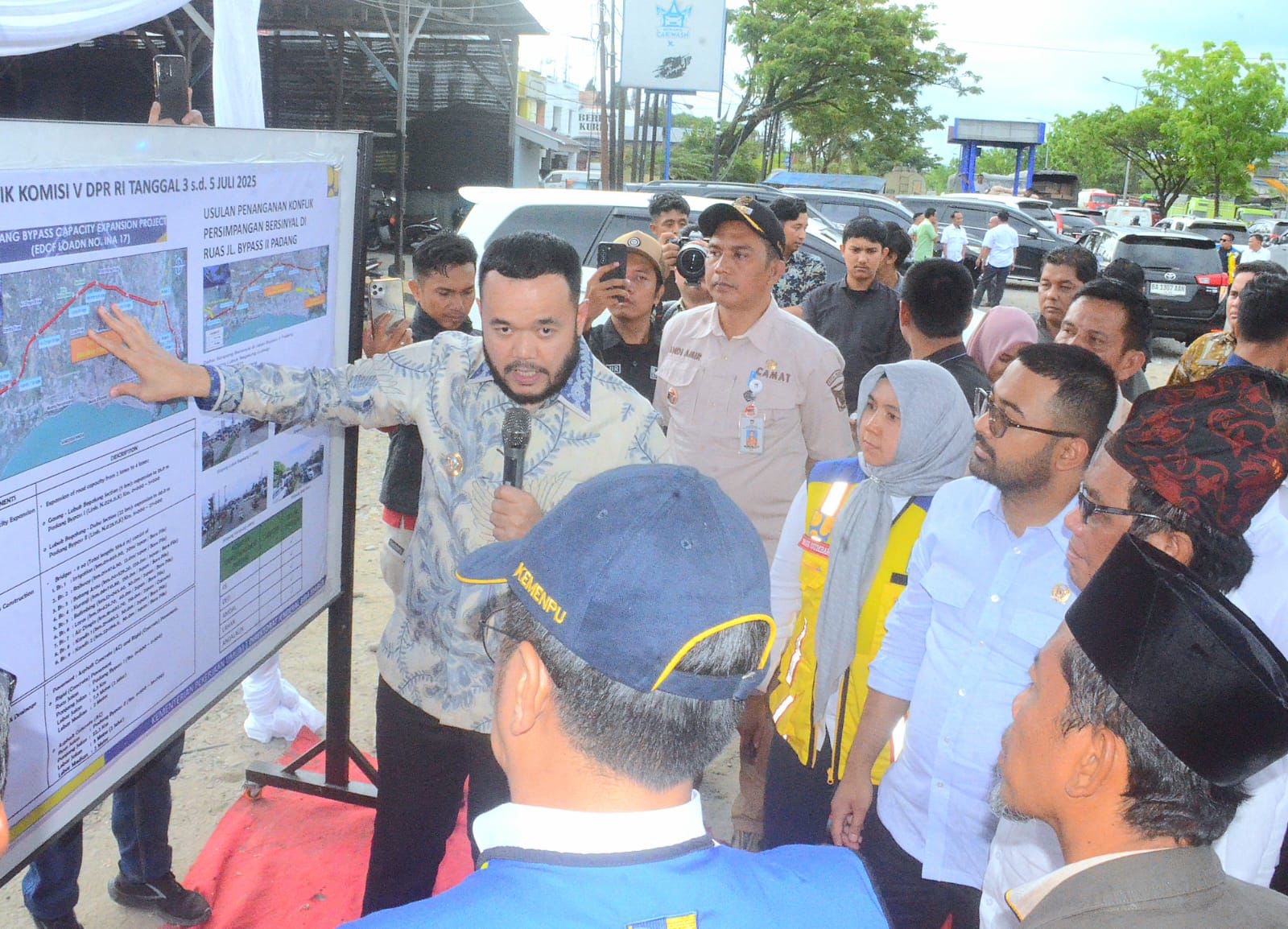 Wali Kota Padang Fadly Amran, menerima kunjungan Anggota Komisi V DPR RI Zigo Rolanda. [foto : ist]
