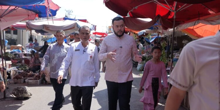 Wali Kota Padang Fadly Amran melakukan peninjauan Pasar Raya Fase VII. Jumat, (04/07/2025) [foto : ist]