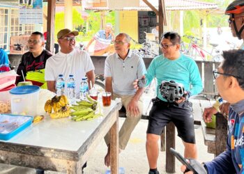 Wakil Ketua DPRD Padang Pariaman, Firman berdiskusi dengan Bupati Padang Pariaman, John Kenedy Azis usai bersepeda bersama. Sabtu, (05/07/2025) [foto : ist]