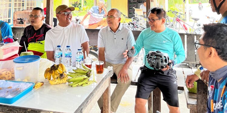 Wakil Ketua DPRD Padang Pariaman, Firman berdiskusi dengan Bupati Padang Pariaman, John Kenedy Azis usai bersepeda bersama. Sabtu, (05/07/2025) [foto : ist]