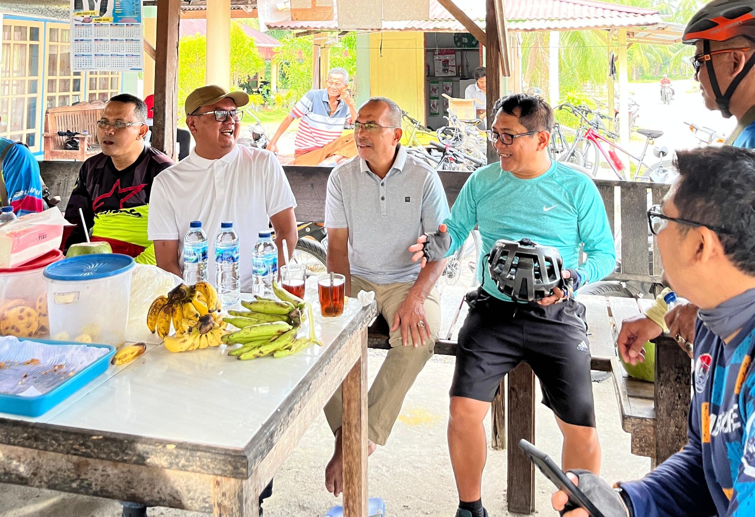Wakil Ketua DPRD Padang Pariaman, Firman berdiskusi dengan Bupati Padang Pariaman, John Kenedy Azis usai bersepeda bersama. Sabtu, (05/07/2025) [foto : ist]