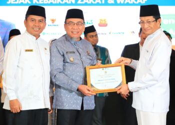 Wakil Wali Kota Padang, Maigus Nasir, menerima penghargaan zakat wakaf award 2025.[foto : ist]