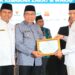 Wakil Wali Kota Padang, Maigus Nasir, menerima penghargaan zakat wakaf award 2025.[foto : ist]