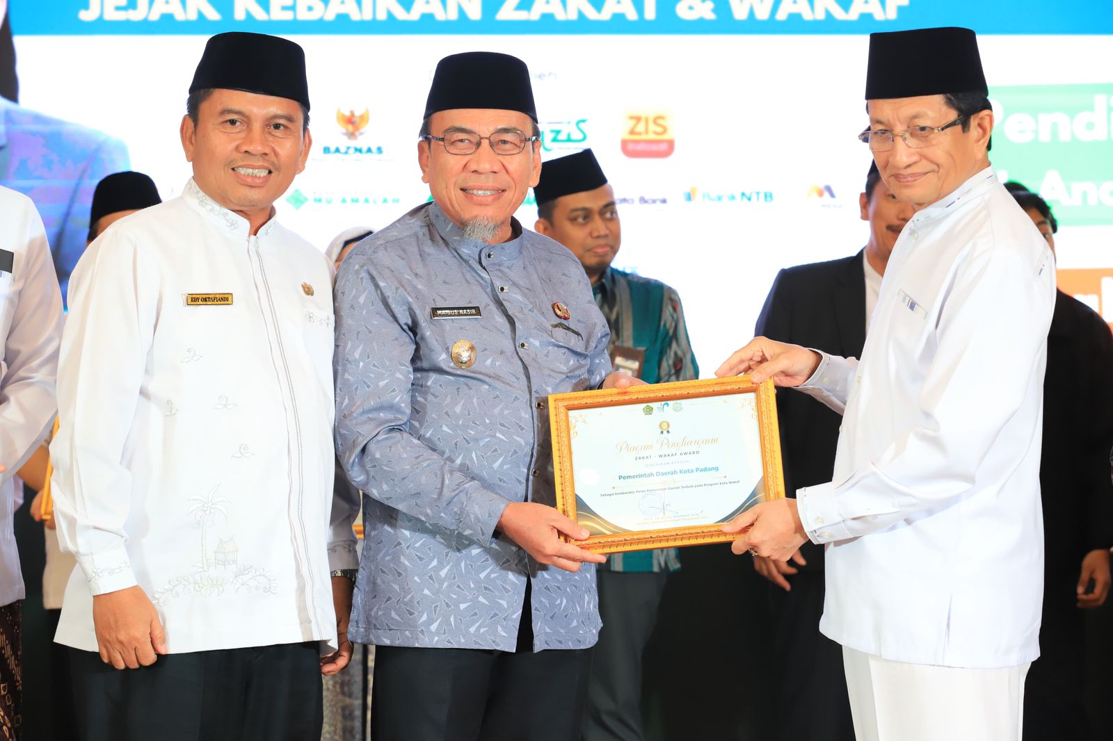 Wakil Wali Kota Padang, Maigus Nasir, menerima penghargaan zakat wakaf award 2025.[foto : ist]