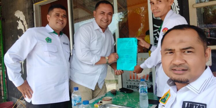 Yusri Latif saat menerima proposal dari penyuluh agama Islam KUA Lubuk Kilangan.[foto : ist]