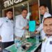 Yusri Latif saat menerima proposal dari penyuluh agama Islam KUA Lubuk Kilangan.[foto : ist]