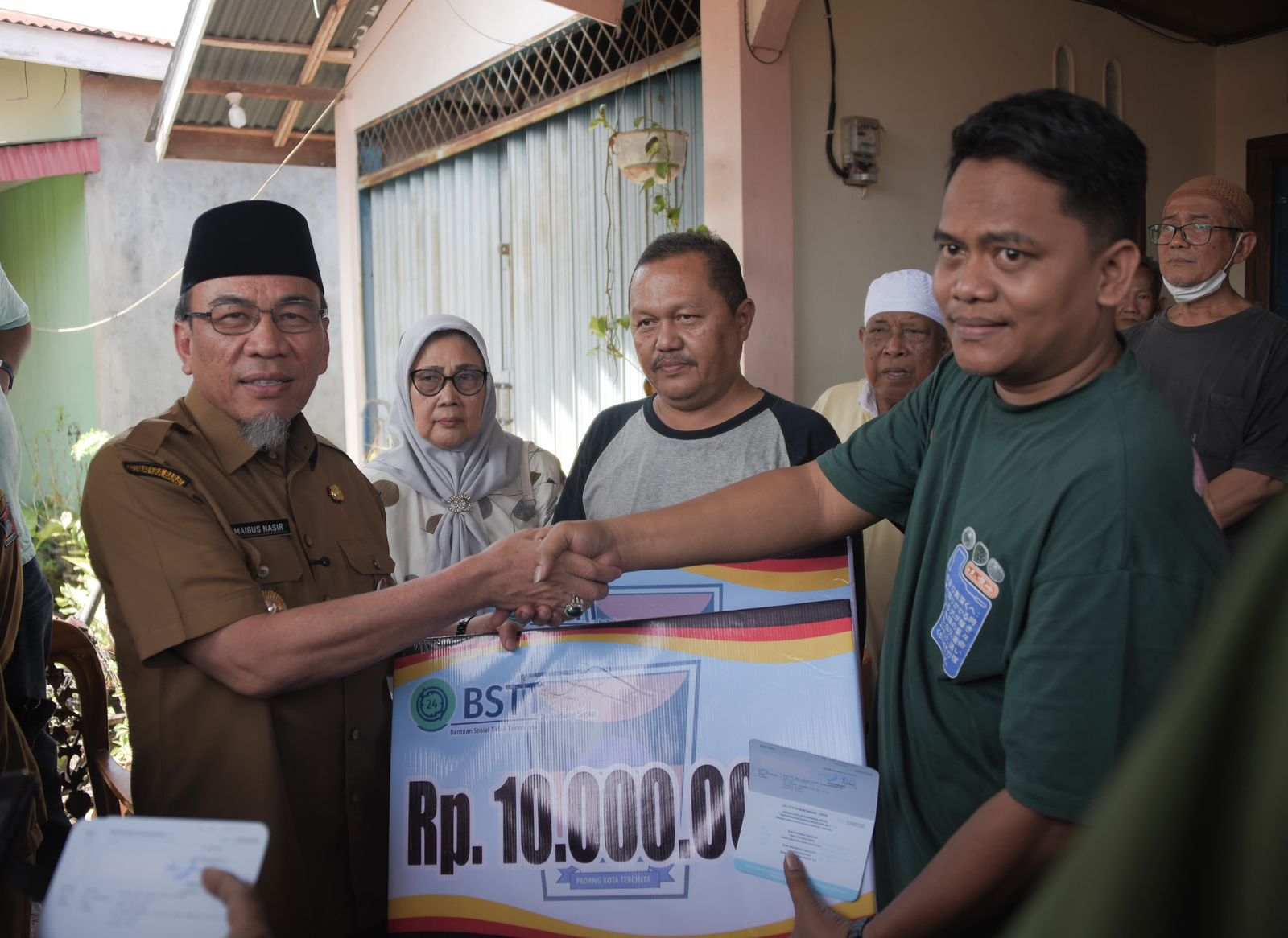Wakil Wali Kota Padang, Maigus Nasir saat menyerahkan bantuan kepada korban kebakaran di Ganting Parak Gadang.[foto : ist]