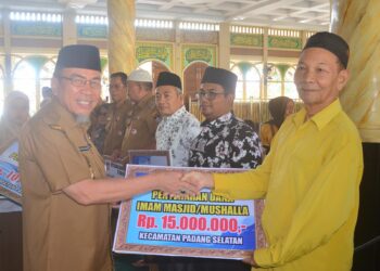Wakil Wali Kota Padang, Maigus Nasir saat menyerahkan Dana Operasional Triwulan II tahun 2025 ketua RT/RW, Guru TPQ/TQA dan MDTA/MDTW. [foto : ist]