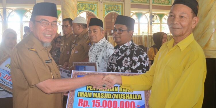 Wakil Wali Kota Padang, Maigus Nasir saat menyerahkan Dana Operasional Triwulan II tahun 2025 ketua RT/RW, Guru TPQ/TQA dan MDTA/MDTW. [foto : ist]