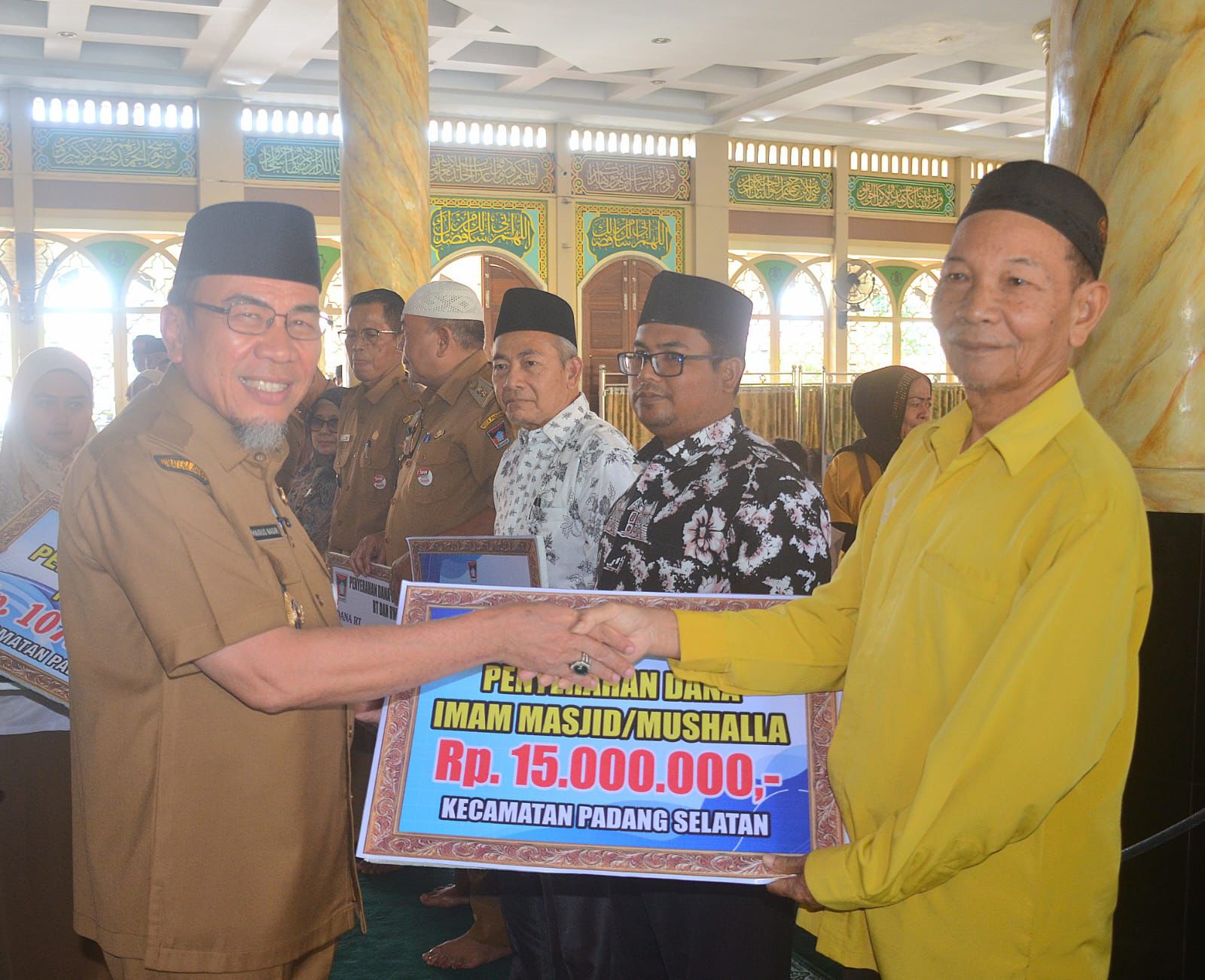 Wakil Wali Kota Padang, Maigus Nasir saat menyerahkan Dana Operasional Triwulan II tahun 2025 ketua RT/RW, Guru TPQ/TQA dan MDTA/MDTW. [foto : ist]