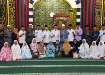 Wakil Wali Kota Padang, Maigus Nasir foto bersama masyarakat di Masjid Darussalam Pamancungan. [foto : ist]