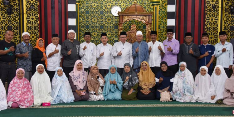 Wakil Wali Kota Padang, Maigus Nasir foto bersama masyarakat di Masjid Darussalam Pamancungan. [foto : ist]