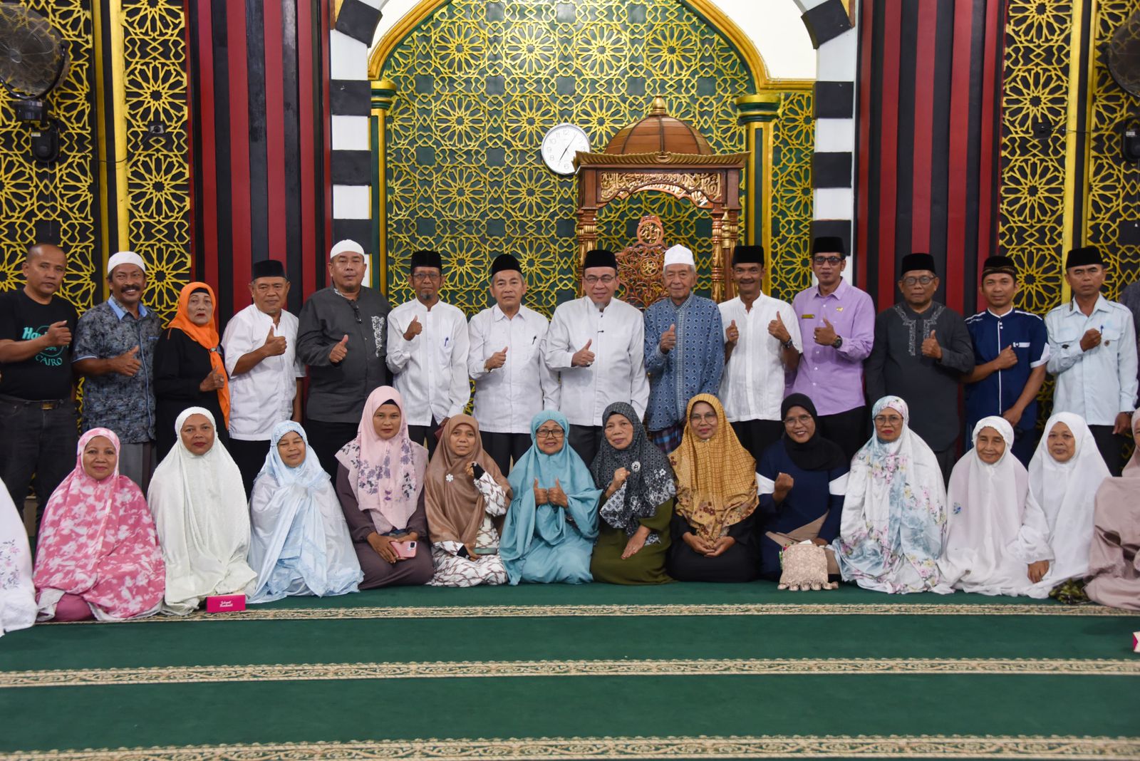 Wakil Wali Kota Padang, Maigus Nasir foto bersama masyarakat di Masjid Darussalam Pamancungan. [foto : ist]