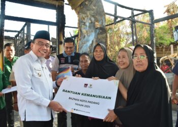 Wawako Padang saat memberikan Bantuan Korban Kebakaran di Padang Selatan. [foto : ist]