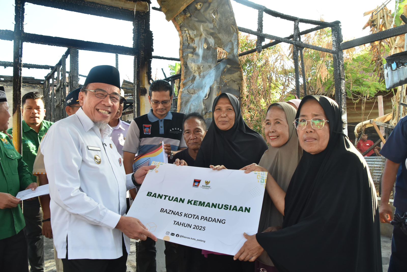 Wawako Padang saat memberikan Bantuan Korban Kebakaran di Padang Selatan. [foto : ist]