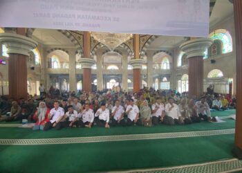 Foto bersama Wakil Wali Kota Padang, Maigus Nasir foto bersama dengan masyarakat. [foto : ist]