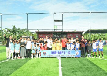 Wakil Wali Kota Padang Maigus Nasir foto bersama peserta festival Sepakbola Usia Dini KNPI Cup U-12 Season 3.[foto : ist]
