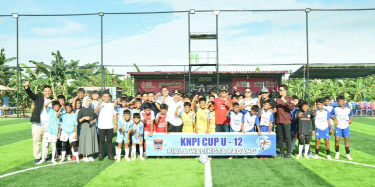 Wakil Wali Kota Padang Maigus Nasir foto bersama peserta festival Sepakbola Usia Dini KNPI Cup U-12 Season 3.[foto : ist]