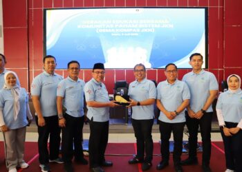 Wakil Wali Kota Padang Maigus Nasir memberikan kenang-kenangan kepada Direktur Kepesertaan BPJS Kesehatan David Bangun.[foto : ist]